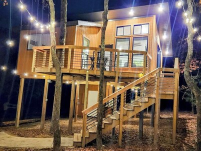 Relaxing Treehouse Getaway