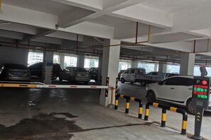 Een meerlaags parkeergarage met voertuigen op verschillende niveaus.