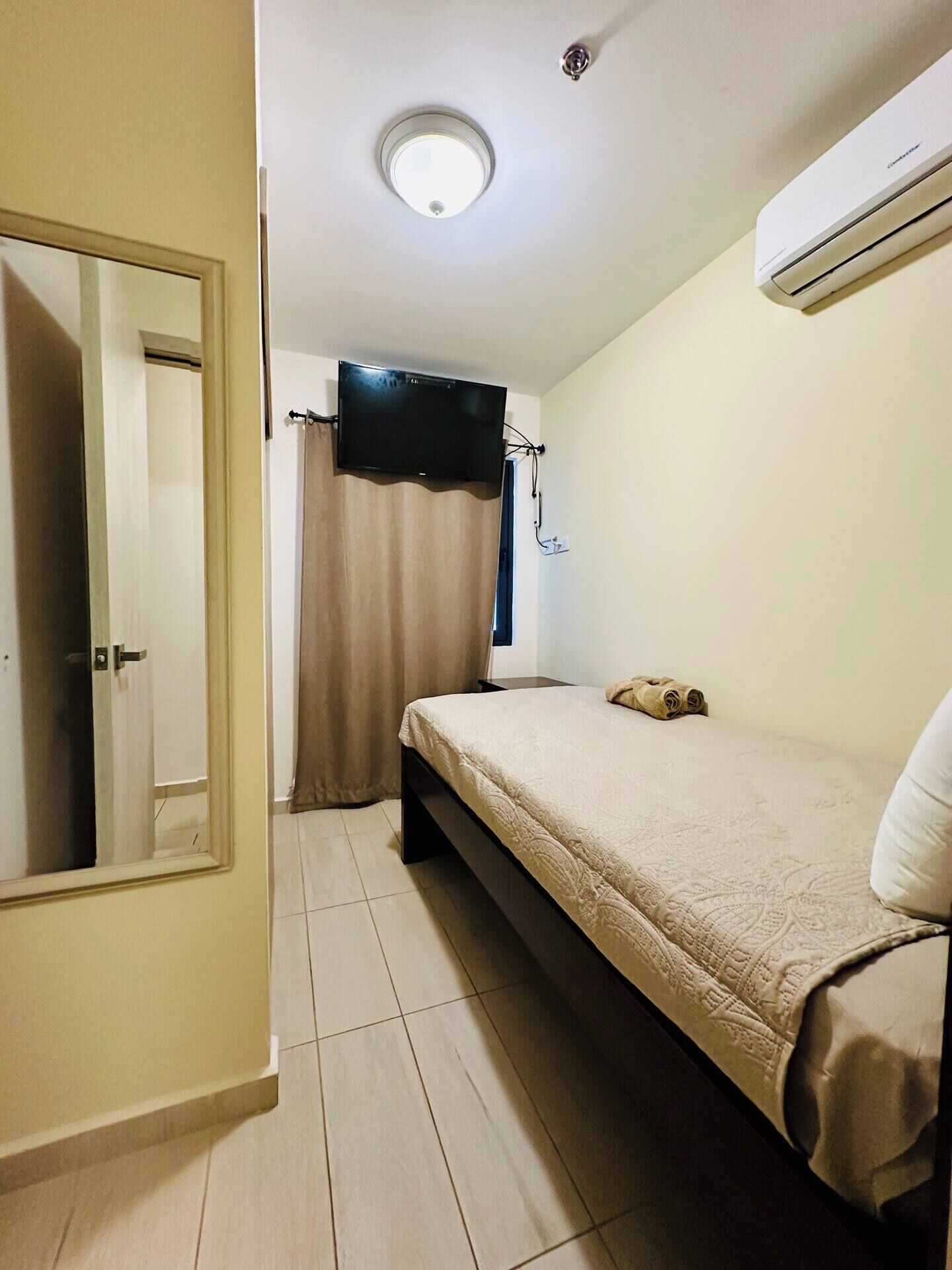 3 quartos, ferros/tábuas de passar roupa, roupa de cama