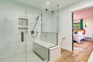 Hair dryer, towels, soap, shampoo - Family Summer Getaway ~ 5 Min to Beach ~Pool+ Spa~ (Bonita Springs)