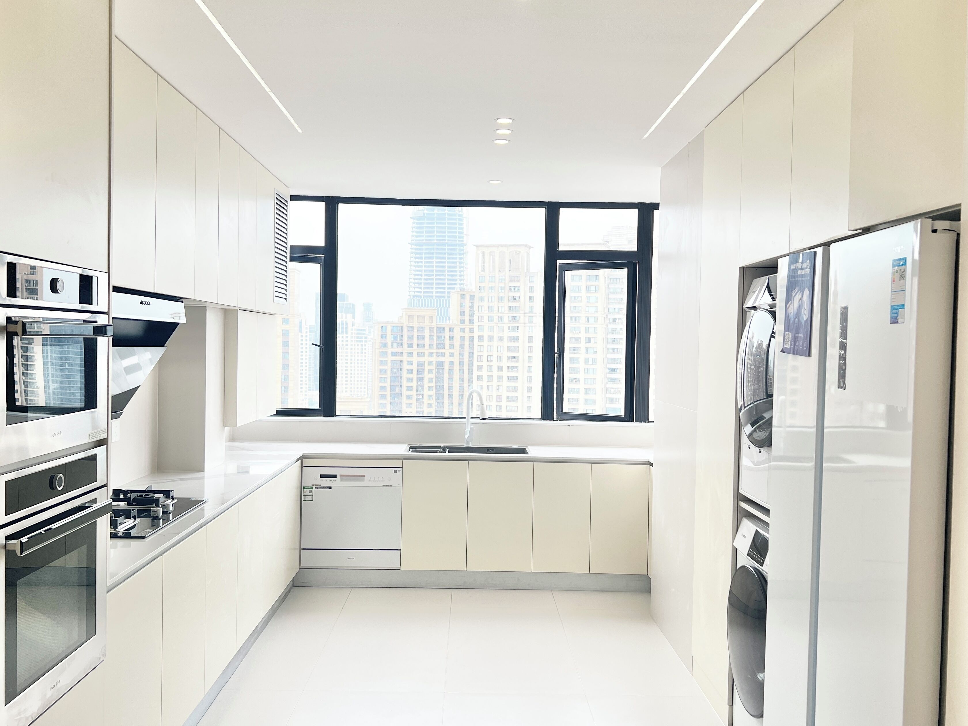 冷蔵庫、電子レンジ、食器洗い機、調理器具と食器