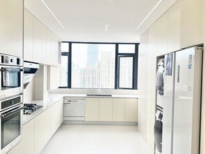 Fridge, microwave, dishwasher, cookware/dishes/utensils