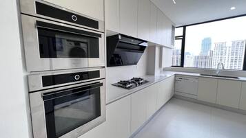 Fridge, microwave, dishwasher, cookware/dishes/utensils