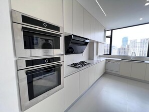 Refrigerador, microondas, lavavajillas y utensilios de cocina