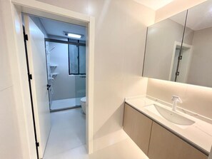 Shower, hair dryer, towels, soap - Eastern Hub - Warm 3Bedroom Apartment near Xintiandi, surround by Malls/Markets (Shanghai)