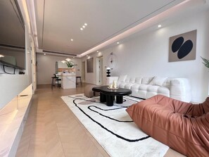 Smart TV - Eastern Hub - Warm 3Bedroom Apartment near Xintiandi, surround by Malls/Markets (Shanghai)