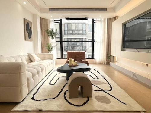 Eastern Hub - Warm 3Bedroom Apartment near Xintiandi, surround by Malls/Markets