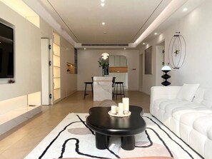 Smart TV - Eastern Hub - Warm 3Bedroom Apartment near Xintiandi, surround by Malls/Markets (Shanghai)