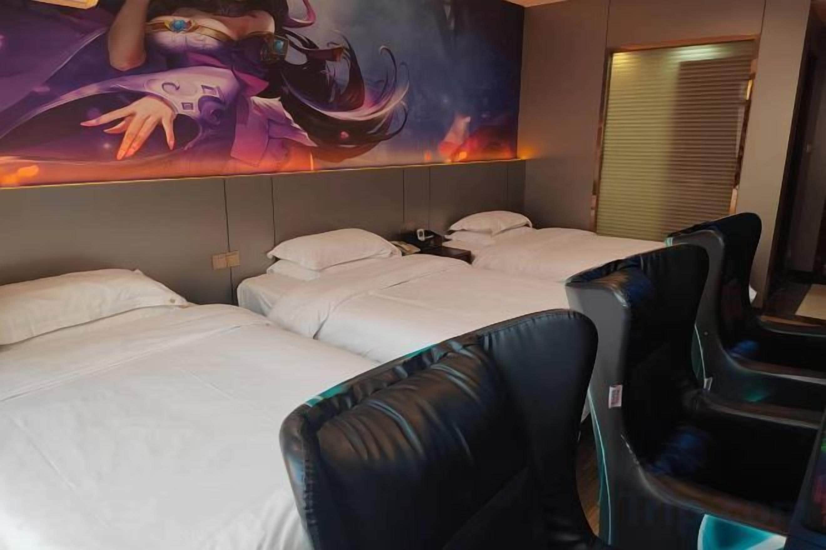 Habitación de hotel con dos camas, un mural grande en la pared y una ventana con persianas.