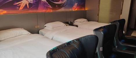 Habitación de hotel con dos camas, un mural grande en la pared y una ventana con persianas.