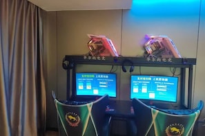 Una configuración de juegos con dos monitores, una silla y un escritorio.