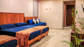 1 bedroom, desk, WiFi