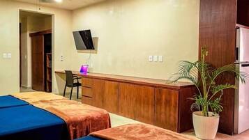 1 bedroom, desk, WiFi