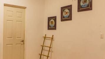 1 bedroom, desk, WiFi