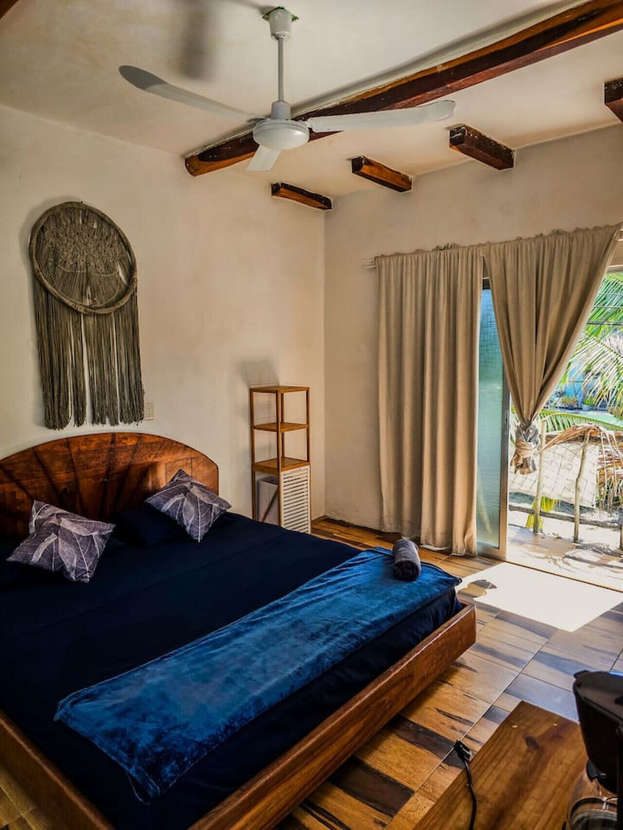 1 bedroom, desk, WiFi