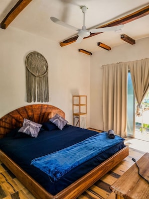 1 bedroom, desk, WiFi