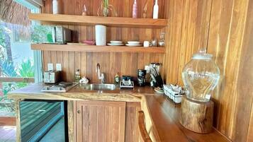 Mikrowelle, Herdplatte, Wasserkocher mit Kaffee-/Teezubehör