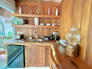 Mikrowelle, Herdplatte, Wasserkocher mit Kaffee-/Teezubehör