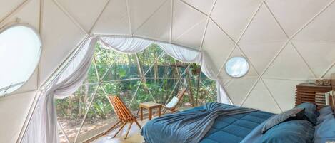 1 bedroom, desk, travel cot, WiFi