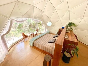 1 sovrum, skrivbord, resesäng och wi-fi