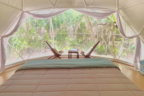 1 bedroom, desk, travel crib, WiFi