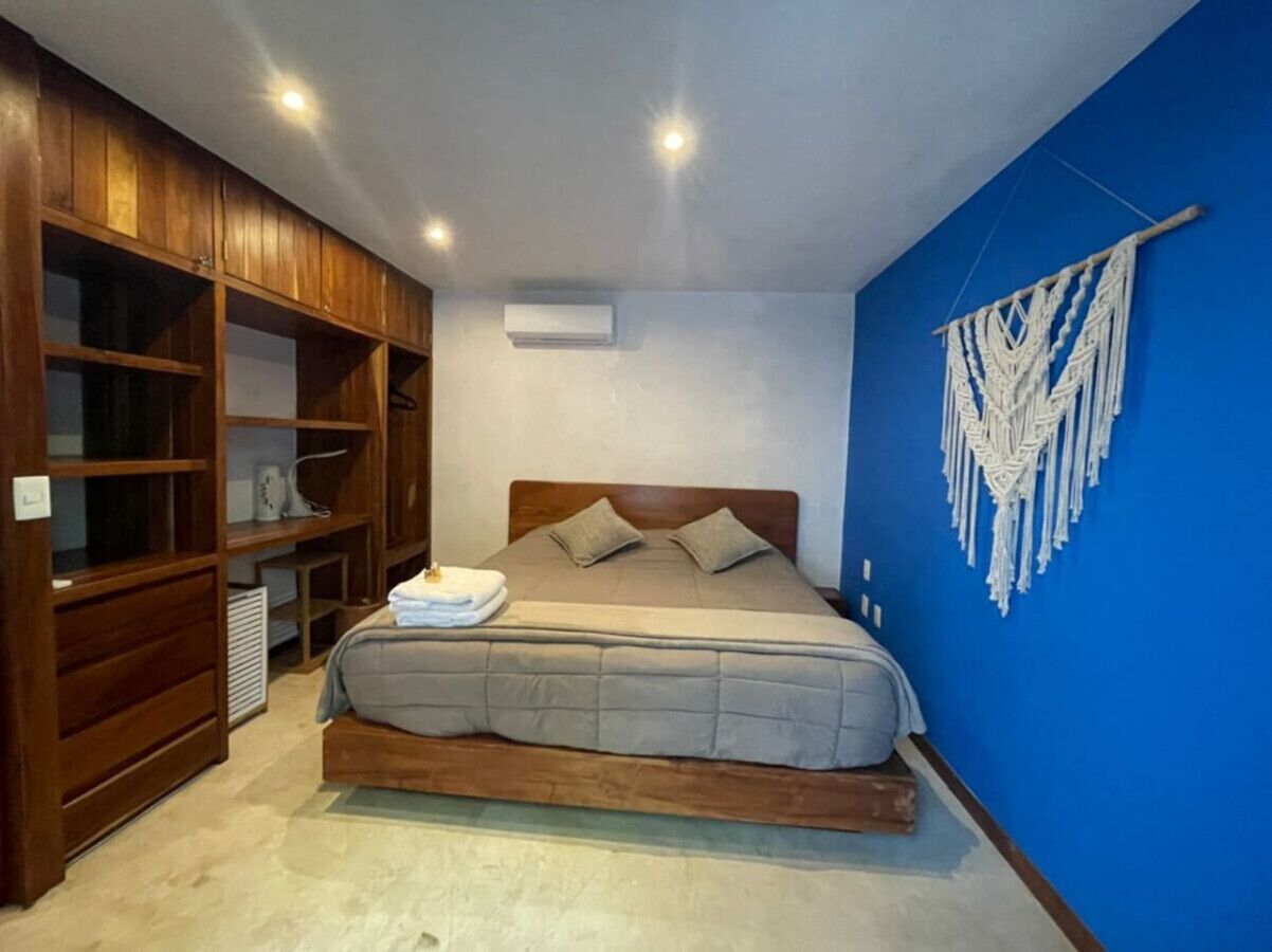 1 bedroom, desk, WiFi, bed sheets