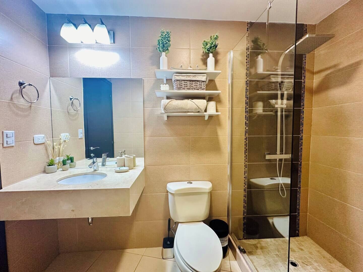 Regadera, secadora de cabello, jabón, papel de baño 