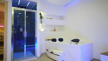 Luxury Room | In-room safe, desk, laptop workspace, blackout drapes