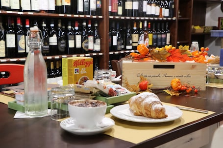 Free daily continental breakfast . Le stanze di Vino Rosso