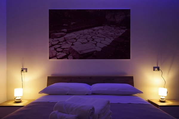 Peti besi dalam bilik, meja, ruang kerja komputer riba