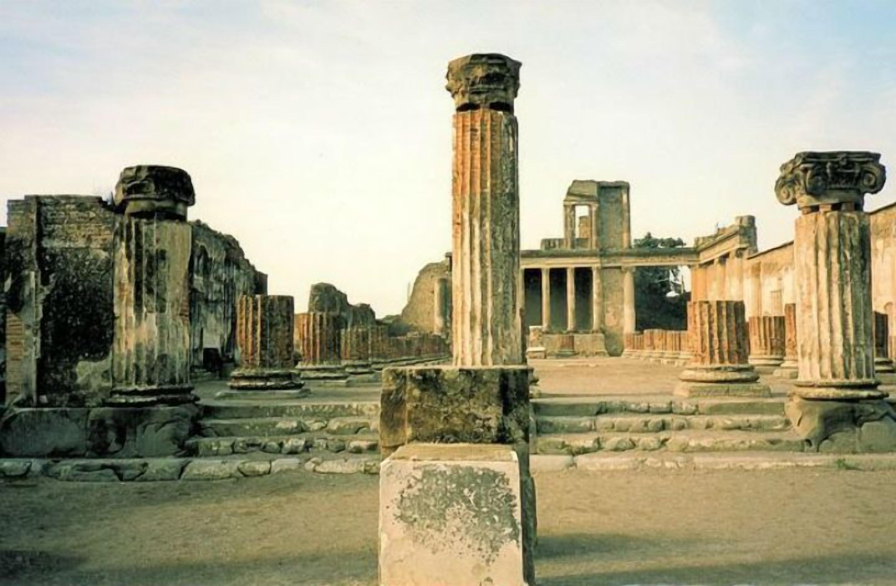Vestiges antiques avec des colonnes et des marches.