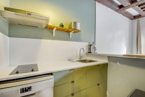 Fridge, microwave, dishwasher, coffee/tea maker