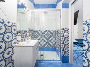 Traditional House | Bilik Mandi | Pancuran mandi, hulu semburan mandi hujan, pengering rambut, bidet 