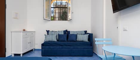 Traditional House | Living area | 42-inch Smart TV with satellite channels, Netflix, first-run movies