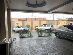 セルフパーキング (無料)、バレーパーキング (無料)