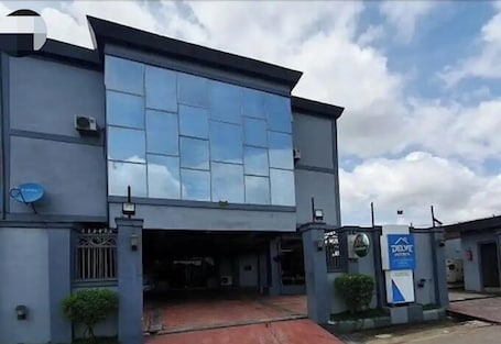 Bagian depan properti. Delve Hotel and Suites