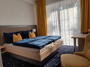 Dobbeltrom | Skrivebord, skrivebord for bærbar PC og wi-fi (inkludert)