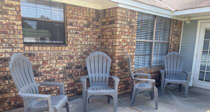 Charming 3-bedroom with sunroom house in Bossier City with AC, WiFi
