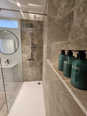 Een douche, een haardroger, handdoeken, zeep