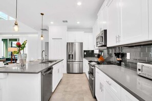 Réfrigérateur, cafetière/bouilloire