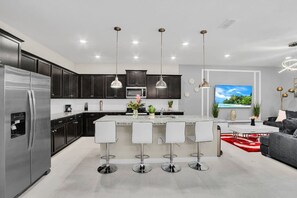 Fridge, microwave, oven, stovetop - Beautiful 10 bed home with private pool & spa (Davenport)