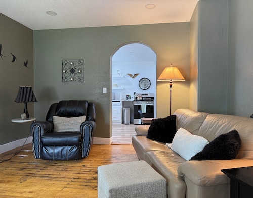 Q Cottage, 3 bedroom lower unit with large backyard