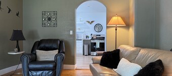Q Cottage, 3 bedroom lower unit with large backyard