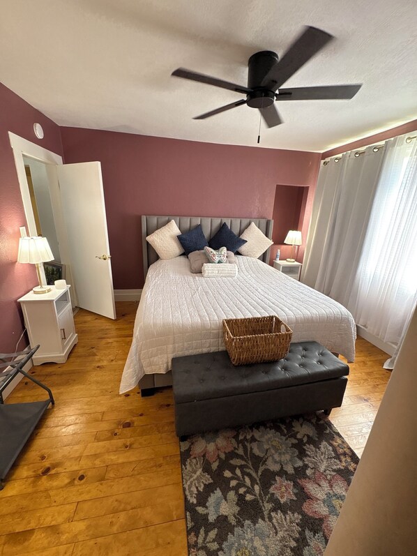 1 chambre, bureau, fer et planche à repasser, lit parapluie