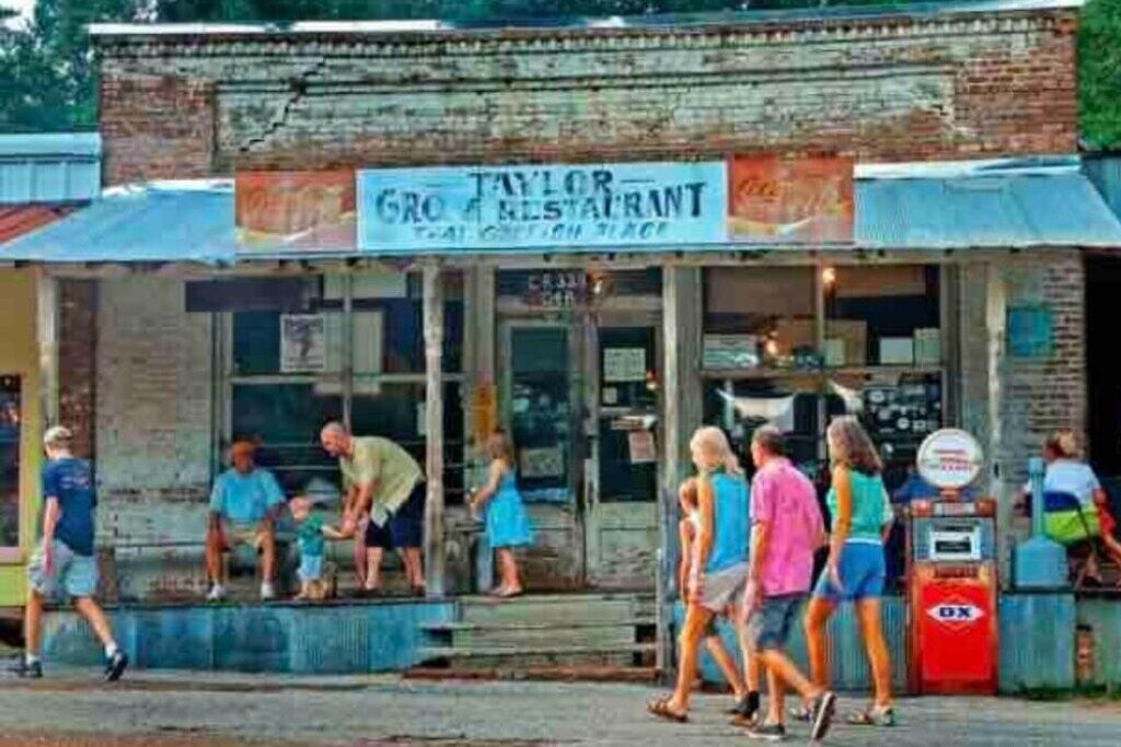 The Cedar Point Lodge, Family Cabin Retreat!, Batesville, MS Vacation