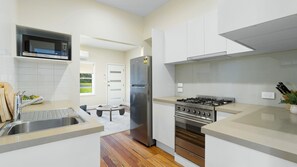 Jääkaappi, mikroaaltouuni, uuni, liesi