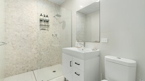 Een douche, een haardroger, handdoeken