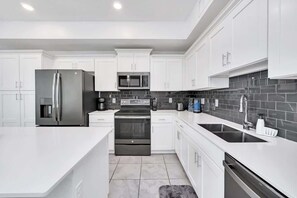 Réfrigérateur, micro-ondes, four, lave-vaisselle