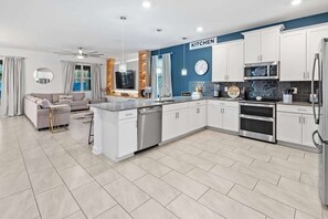 Kühlschrank, Mikrowelle, Ofen, Geschirrspüler