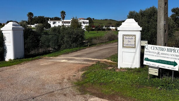 En landevej fører hen til en lukket indgang med et skilt, der angiver Centro Hipódromo.